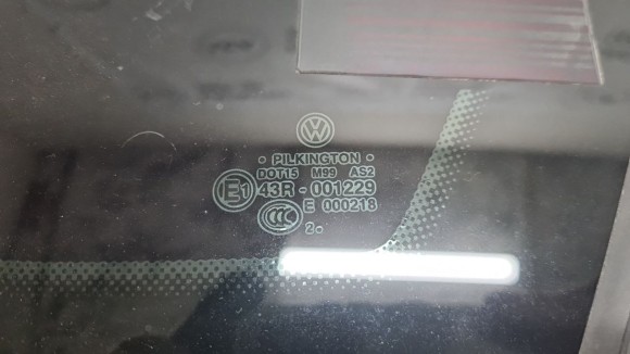 Форточка глухое стекло задняя правая VW Passat b7 12-15 USA мат 561845298FNVB