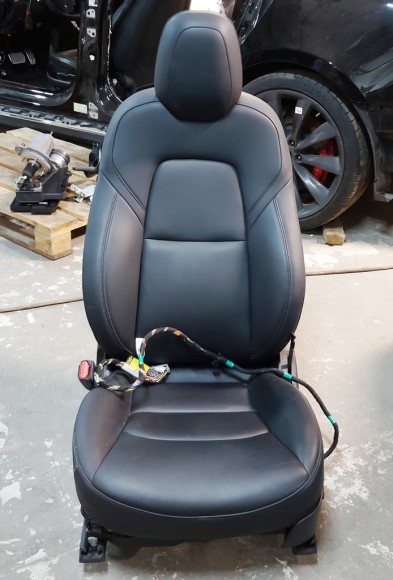 Водительское сидение кожа чёрная, с airbag, электро с натяжителем стрельнуло TESLA MODEL 3 18- 765432201D